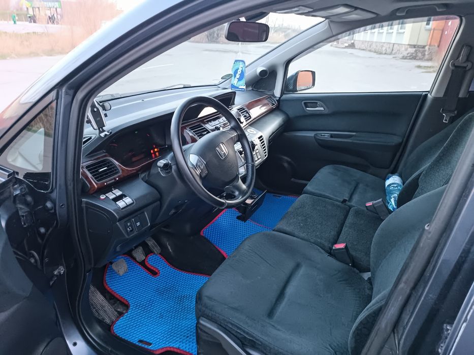 Продам Honda FR-V . Год 2005. 6 мест