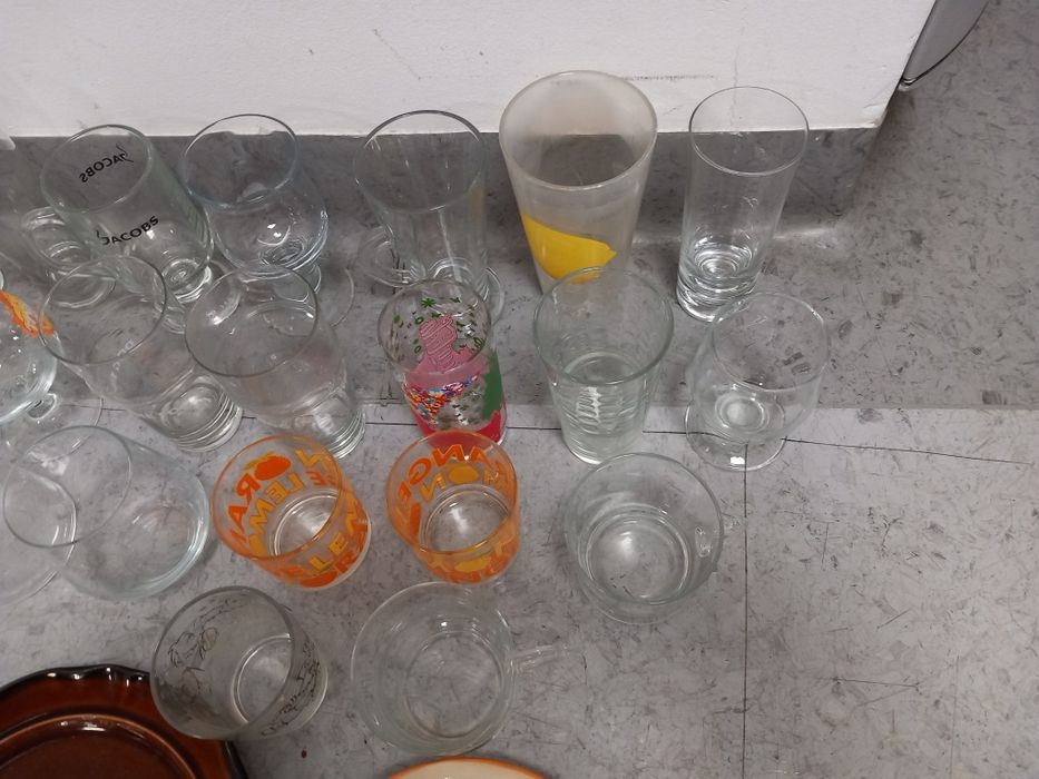 Sprzedam szklanki,talerzyki całość  30 elementów.