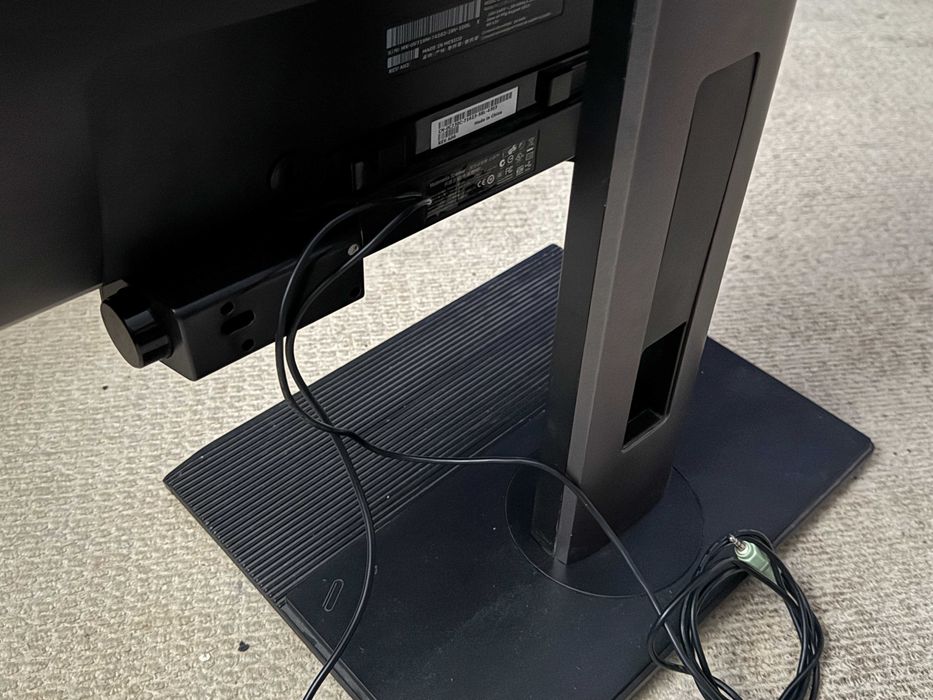 Монитор Dell U2412Mb