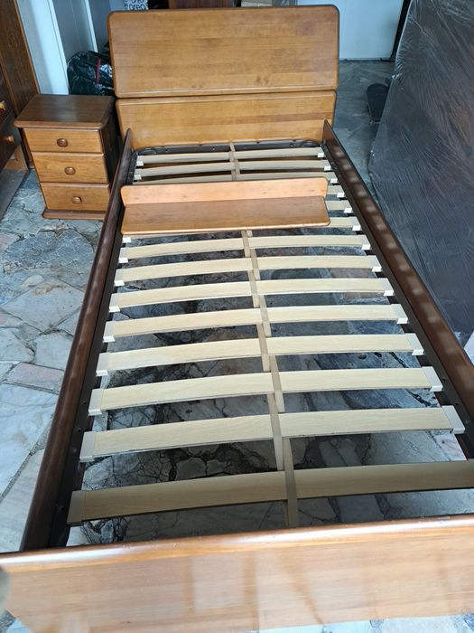 Cama, mesa cabeceira, prateleira e cadeira para quarto