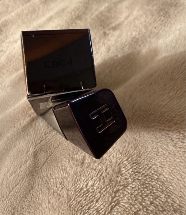 Консилер hourglass