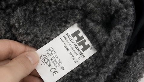 Оригінальна зимова шапка Helly Hansen з козирком та утепленими вушками