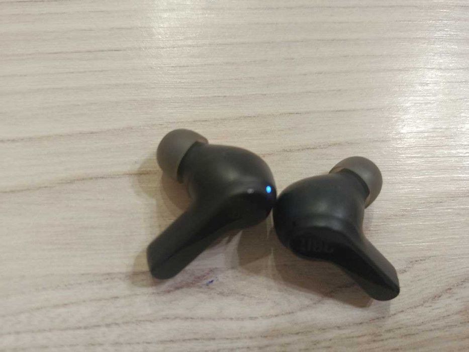 Продам навушники JBL, є дефект
