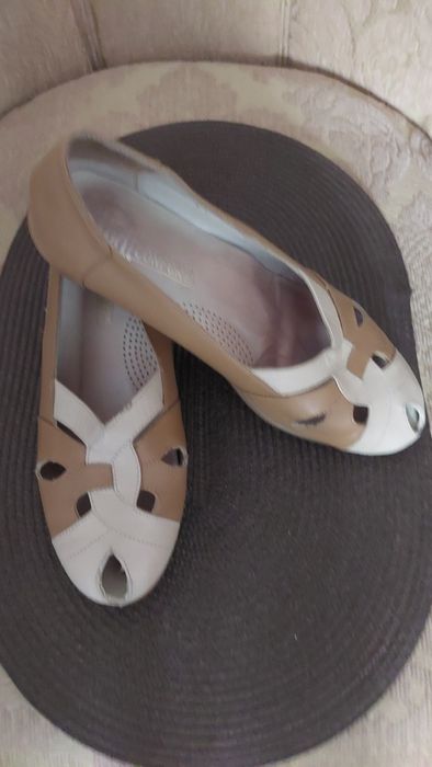 Półbuty ze skóry na koturnie r.38