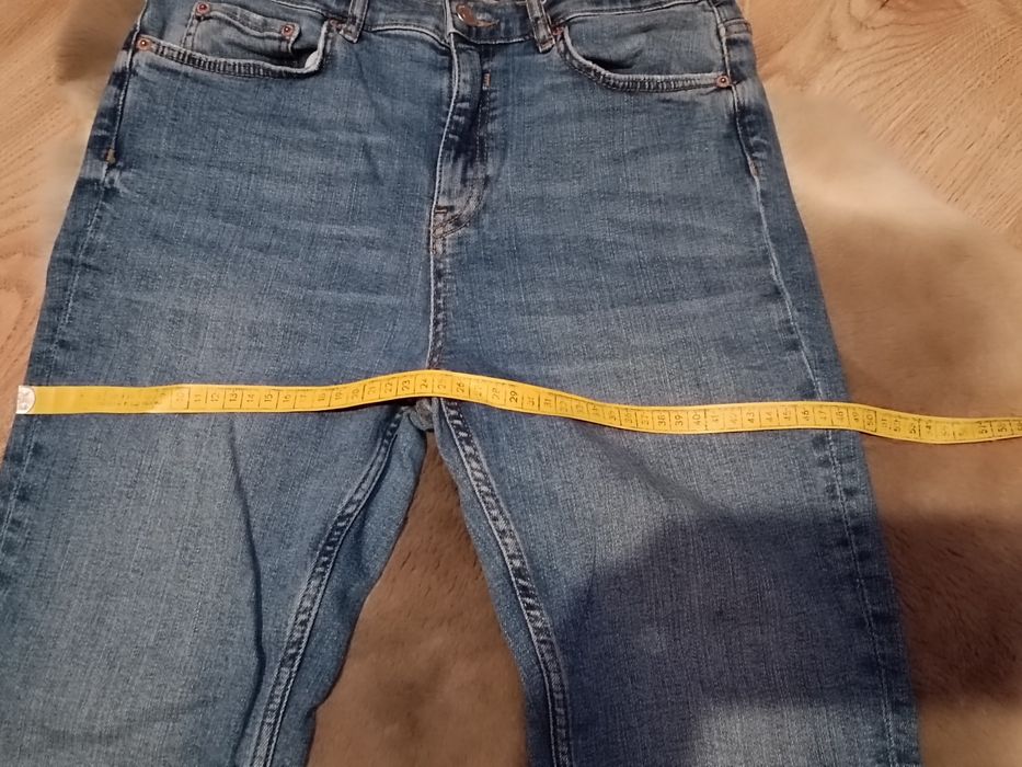 Jeansy ZARA rozciągliwe w stylu mon-fit frayed hem