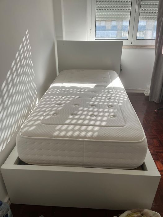 Mobília de quarto completa: cama, colchão, roupeiro e escrivaninha