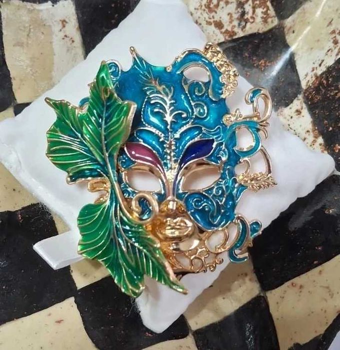 Efektowna broszka wenecka – maska