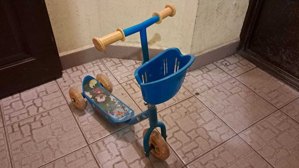 Дитячий самокат трьохколісний