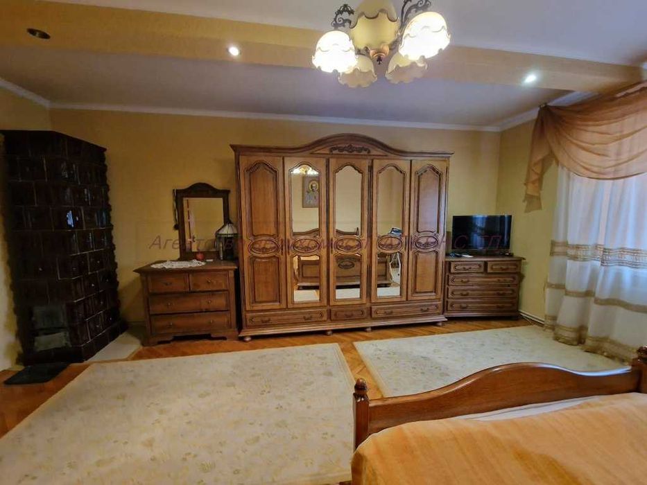 Будинок поряд з Ужгородом