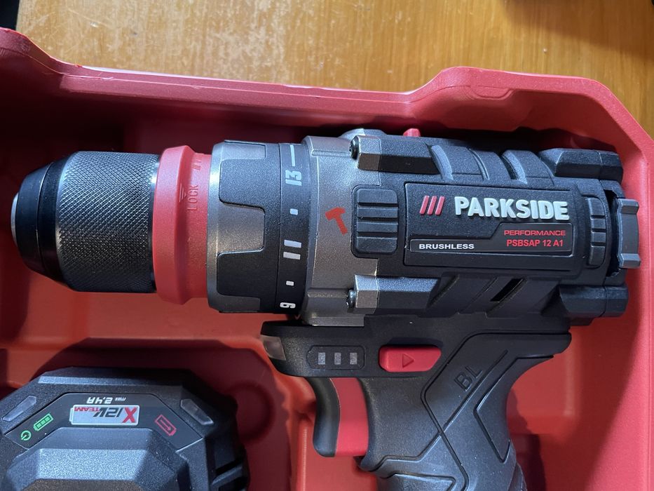 Aparafusadora Performance com Martelo da Parkside - 12V