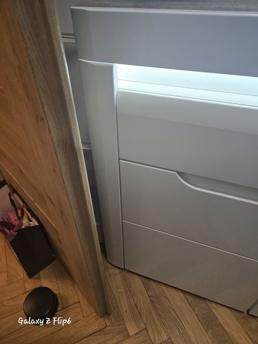 Biała komoda połysk ze światłem led