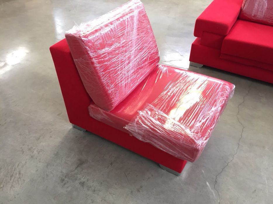 Conjunto sofá de três lugares, 2 sofás individuais e centro de sala