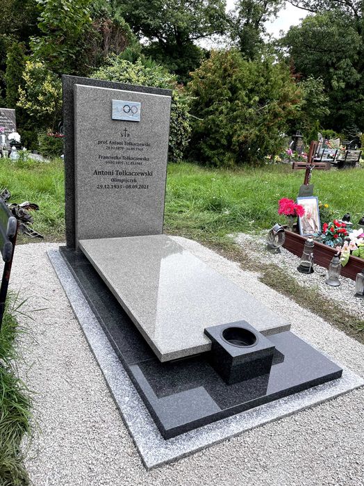 Nagrobek granitowy BOHUS BRYŁA