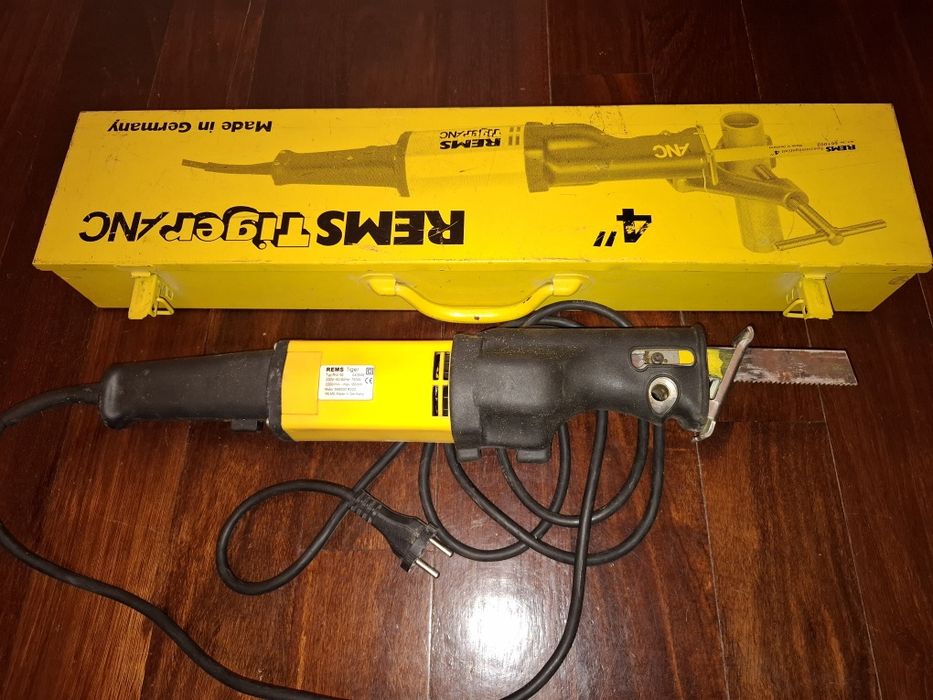 Maquina de cortar tubos metálicos TIGER com caixa.