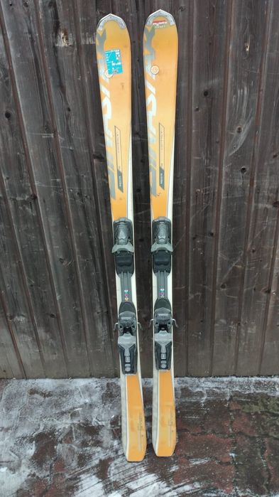 Narty zjazdowe różne rodzaje