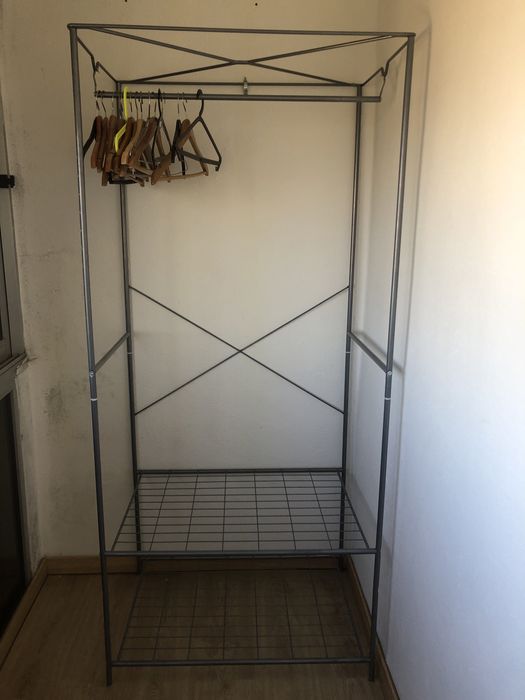 Cama casal e pin metal e brancos novos e dois móvel cabides muito bons