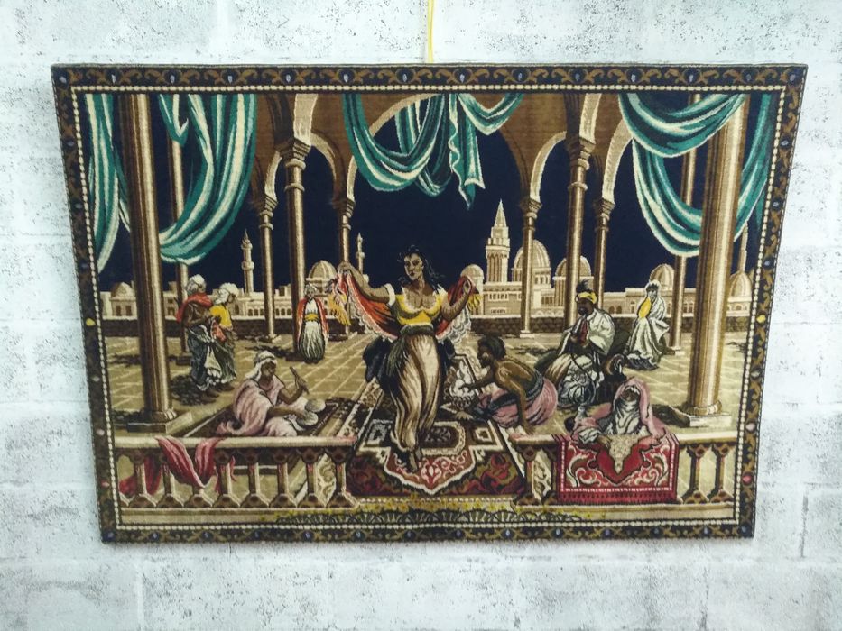 Precioso quadro clássico em veludo que representa cenas de "AS MIL E U