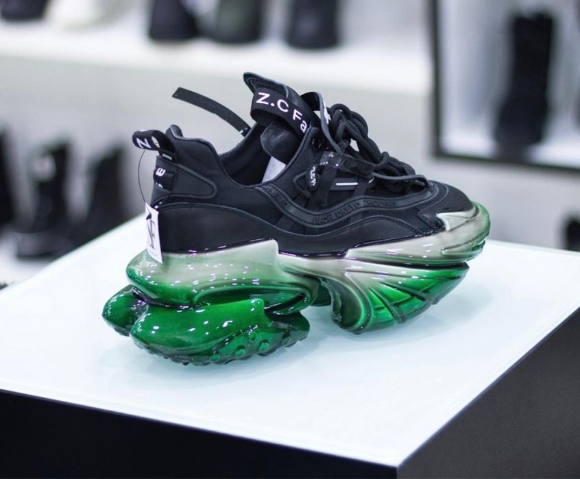 Женские кроссовки