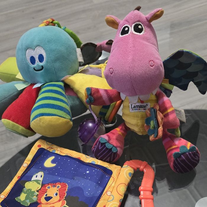 Zawieszka do wózka, na łóżeczko. Smok Lamaze, ośmiornica Auchan.