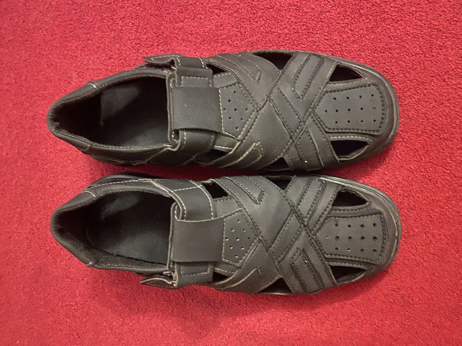 Обувь 42-43 размер,кроссовки,берцы,сандали,штаны хаки в подарок