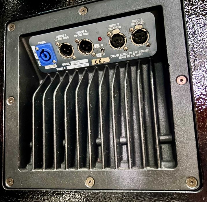 Subwoofer ativo Axys UB-25 (15" e 700 W)