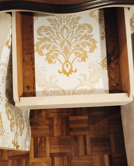 Cómoda e 2 mesas de cabeceira restauradas. Estilo Queen Anne. Disponível para mais informações.