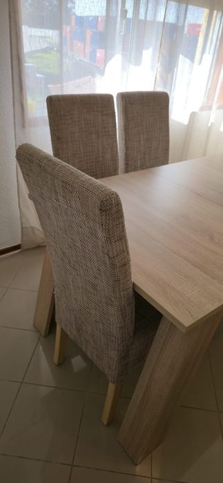 Conjunto de mesa com 4 cadeiras