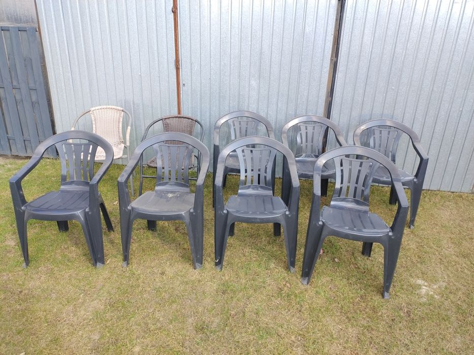 7 plastikowych krzeseł, 2 metalowo-ratanowe