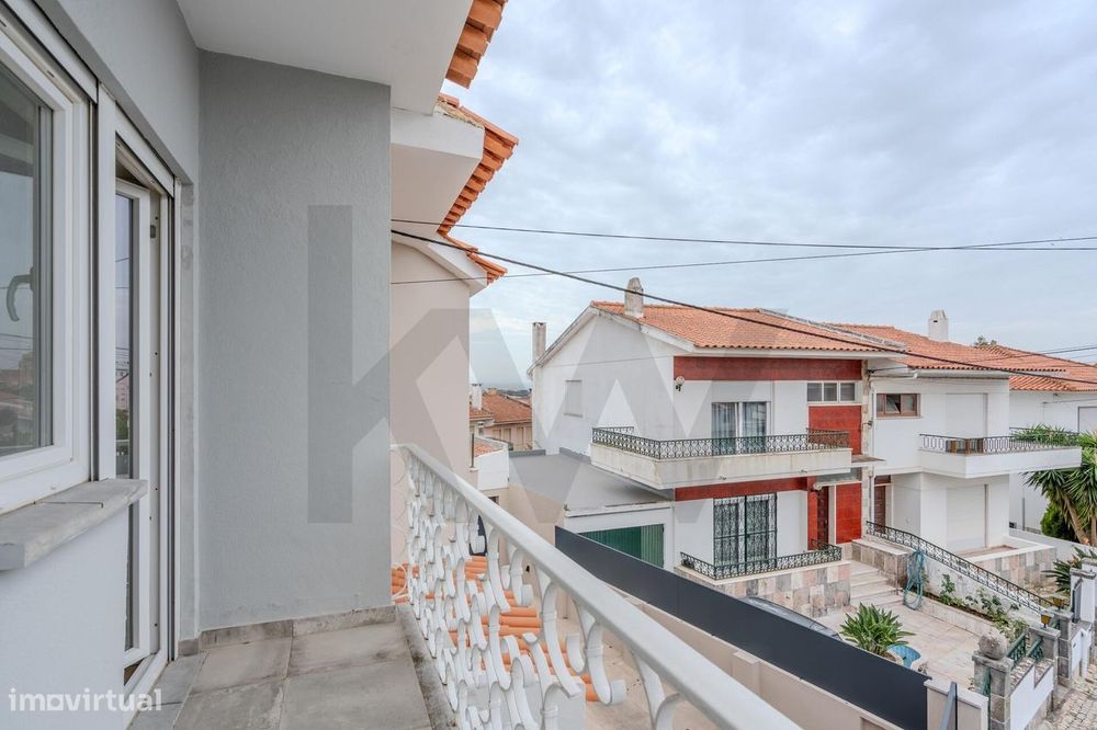 Moradia T3 Remodelada com Jardim, Terraço e Garagem em São Domingos de
