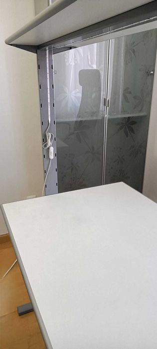 Secretária Branca e Cromada