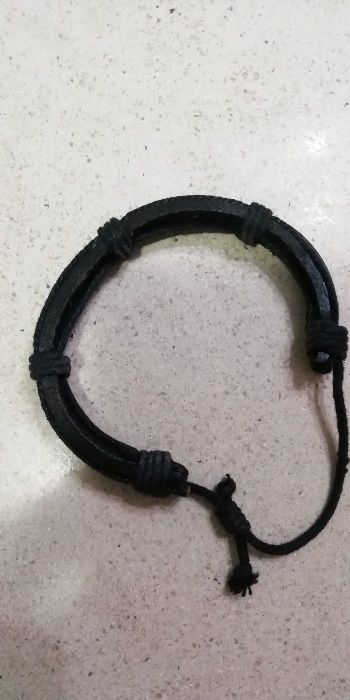 Pulseira em couro e fio