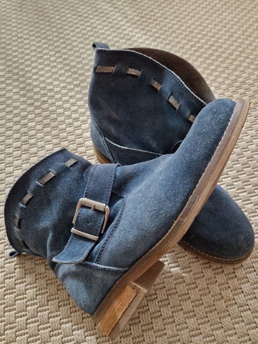 Bota azul pelo tornozelo