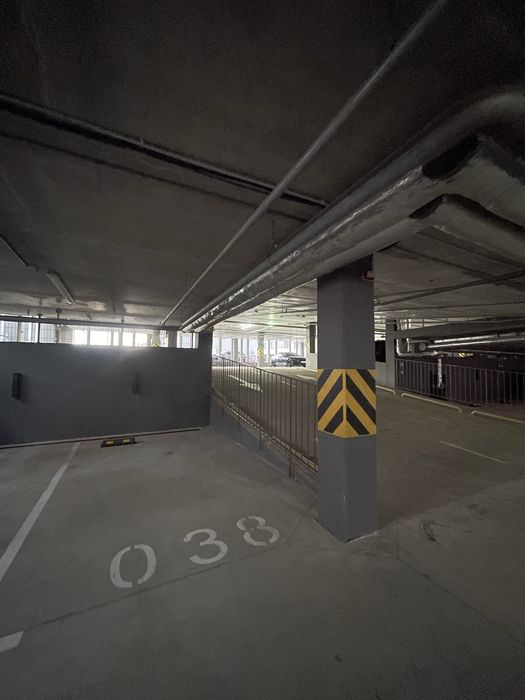 Оренда паркомісць на 1- ому поверсі .Варшавський 3. В.Змієнка 32