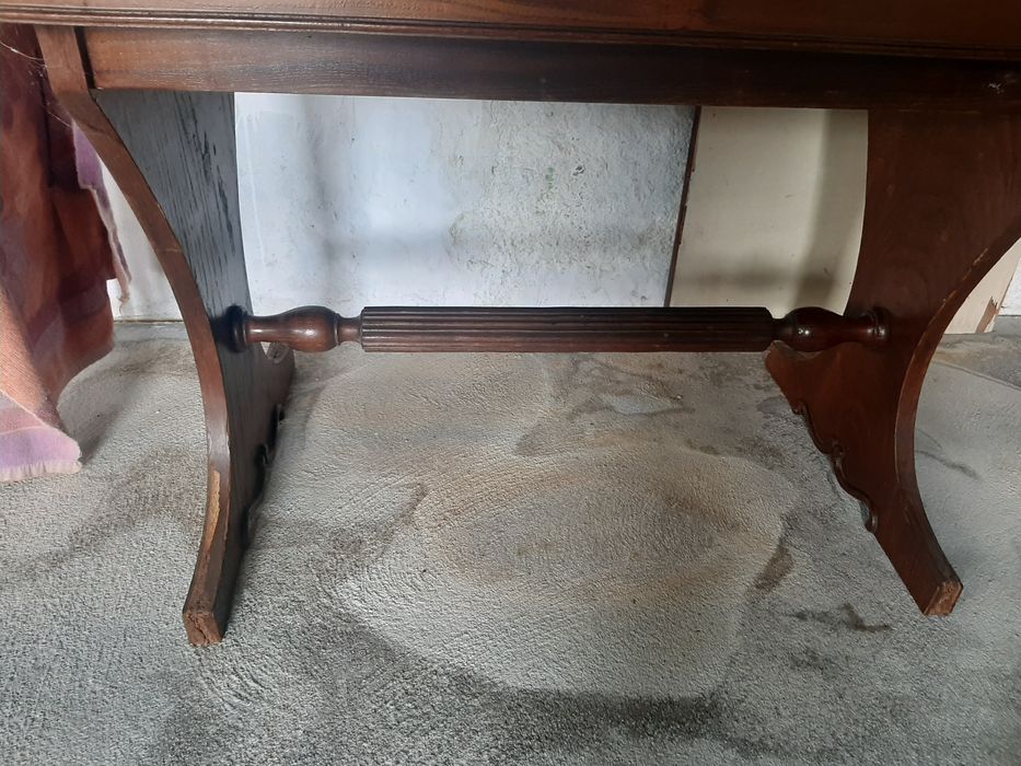 Mesa de Jantar com 4 cadeiras.