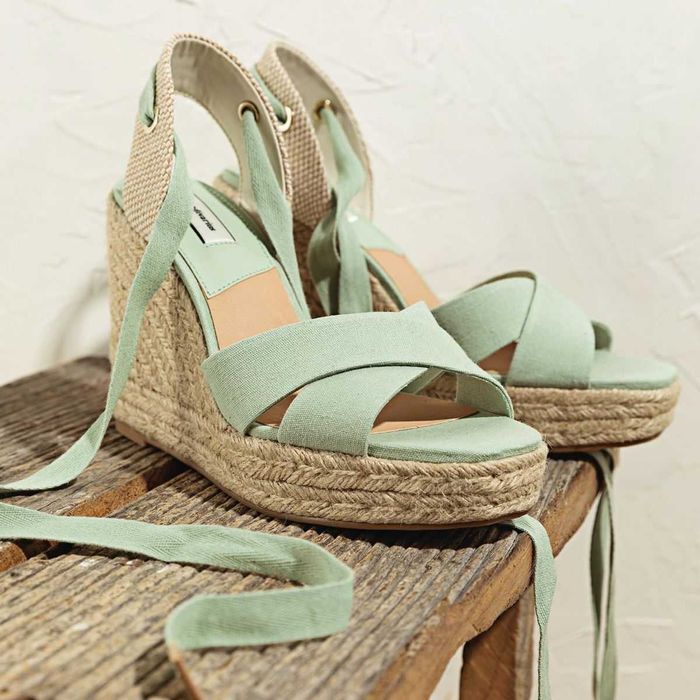 Sandálias de cunha verde claro da Stradivarius