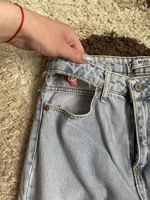 Джинси з заводськими вирізами на карманах mom