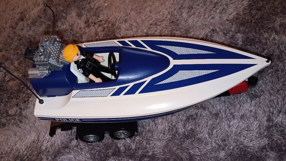 Barco da polícia da Playmobil em ótimo estado. Com o boneco da figura