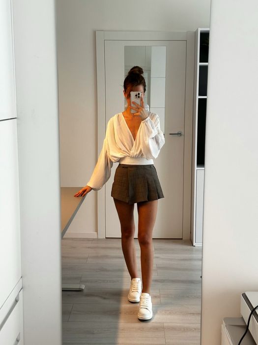 Bluzka z głębokim dekoltem w serek zwiewna z bufiastymi rękawami NA-KD