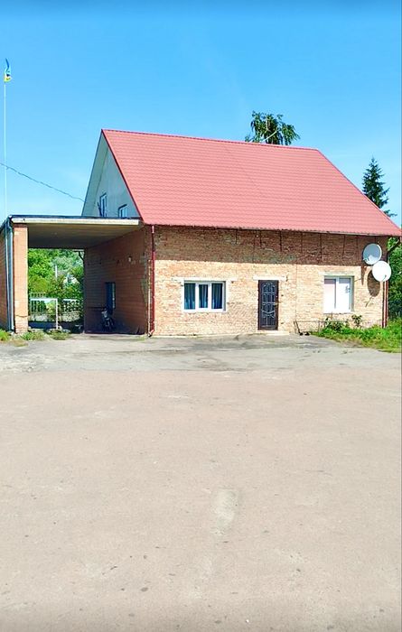 Нерухомість, будинок з додатковими господарсткими приміщеннями