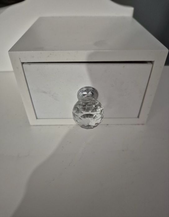 Biała elegancka i nowoczesna toaletka kosmetyczna