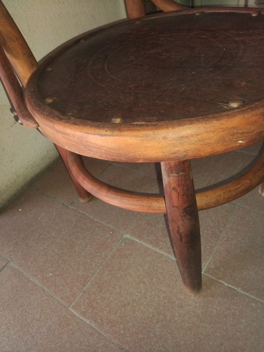 Cadeira pequena em madeira