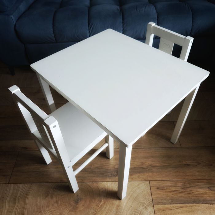 Zestaw dziecięcy IKEA Kritter / Stolik + 2 krzesełka z pieskiem i kotkiem / Biały