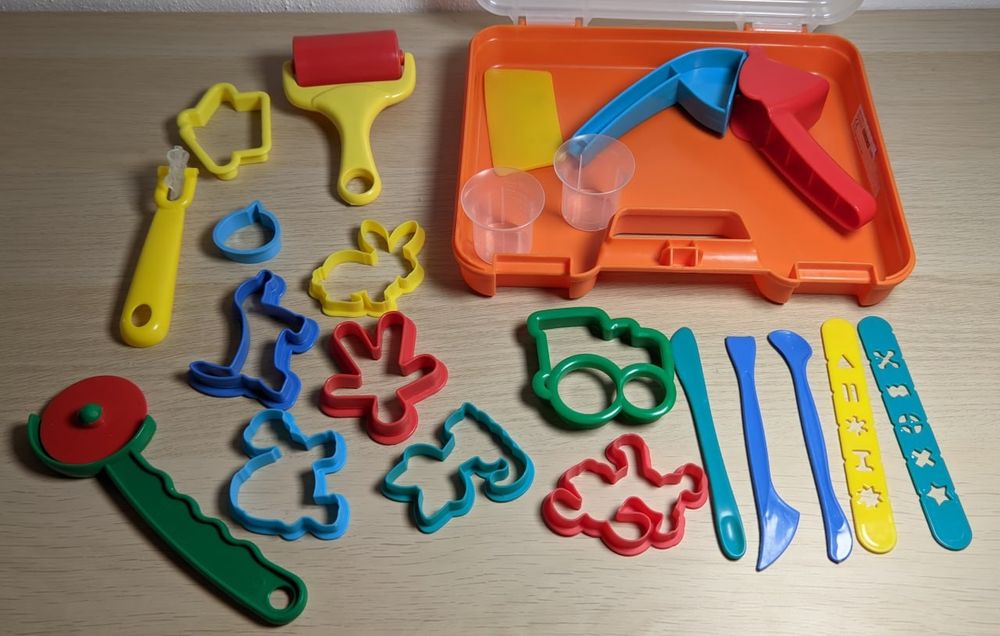 Набор формочек для лепки из пластилина для детей.