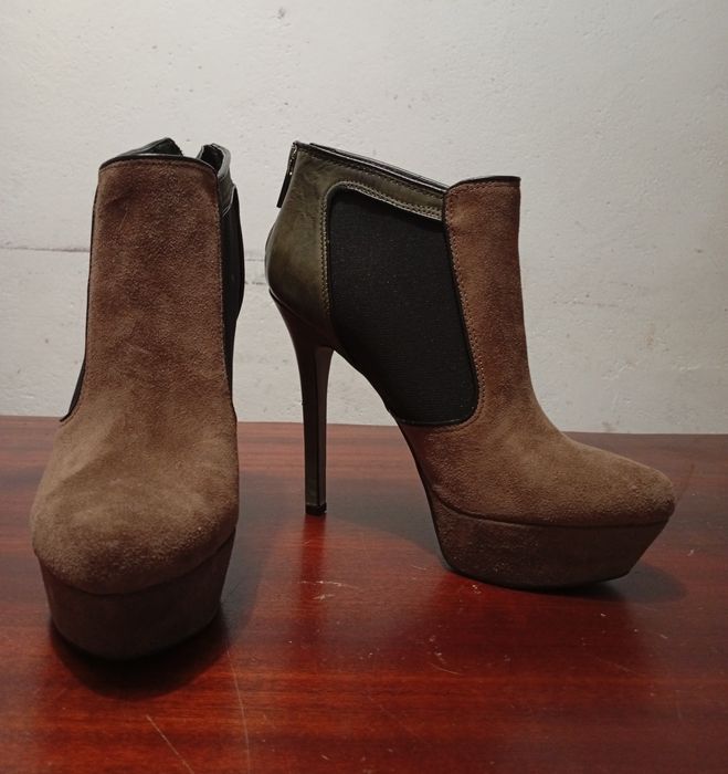 Botas Castanhas, verdes e Pretas da marca Jéssica Simpson