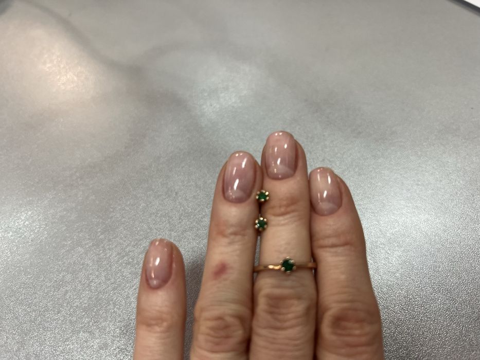 Золота каблучка та сережки зі смрагдами