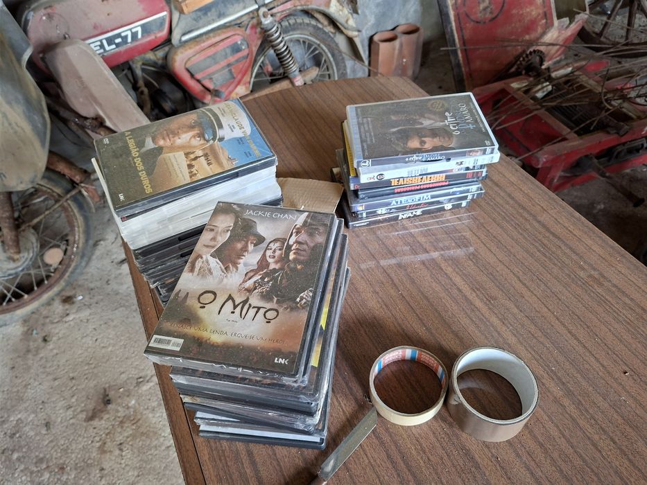 Centenas de DVDs