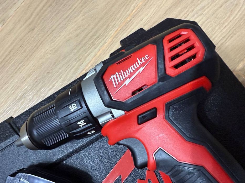 Акумуляторний шурупокрут Milwaukee M18