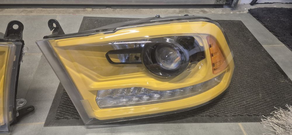 Komplet reflektorów Dodge Ram 2013-