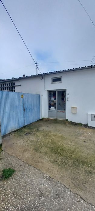 Vende se prédio urbano
