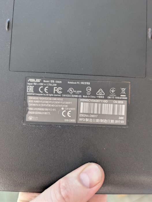 Ноутбук Asus на деталі
